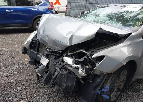 2015 Toyota Camry Xle z USA, uszkodzony, nr VIN 4T1BF1FK1FU936793